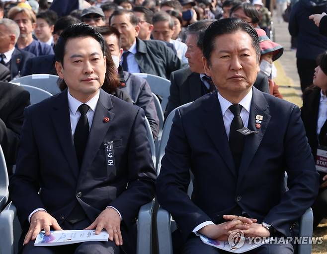 정청래-장동혁, 제주4·3희생자 추념식 참석 (제주=연합뉴스) 이정훈 기자 = 더불어민주당 정청래 대표와 국민의힘 장동혁 대표가 3일 제주 4·3 평화공원에서 열린 제78주년 제주 4·3 희생자 추념식에 참석해 있다. 2026.4.3 uwg806@yna.co.kr