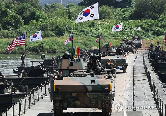 연합부교 도하하는 K200 장갑차 2025년 8월 27일 경기도 여주시 남한강에서 열린 한미연합 제병협동 도하훈련에서 한국군 K200 장갑차가 부교 도하를 하고 있다. 이 훈련에는 육군 제7공병여단과 미2사단, 한미연합사단 제11공병대대 등이 참여했다. 
[홍기원 기자 촬영]