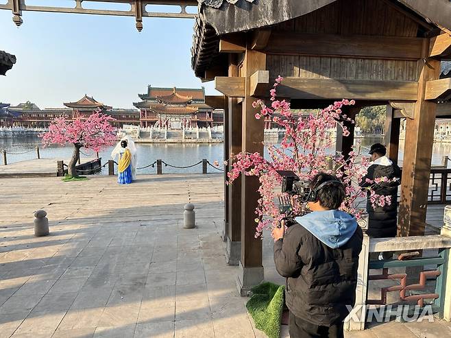 중국 저장성에서 숏폼 드라마 촬영 중인 모습(사진은 기사 내용과 무관함) [신화 연합뉴스 자료사진]