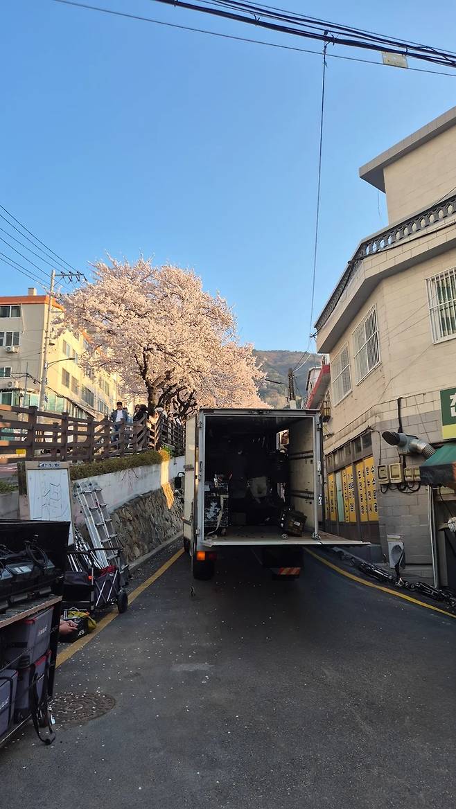 벚꽃길 막아선 촬영 차량 [사회관계망서비스 갈무리. 재판 매 및 DB 금지]