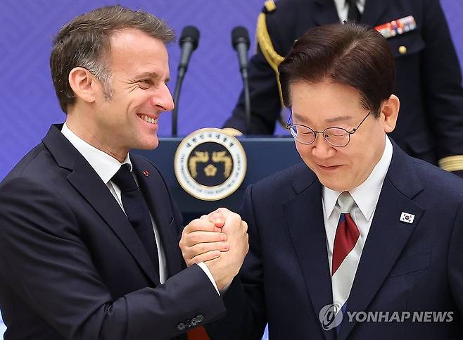 손 맞잡은 한-프랑스 정상 (서울=연합뉴스) 김도훈 기자 = 이재명 대통령과 에마뉘엘 마크롱 프랑스 대통령이 3일 청와대에서 열린 국빈 방한 환영 오찬에서 건배 후 손을 맞잡으며 포옹하고 있다. 2026.4.3 superdoo82@yna.co.kr