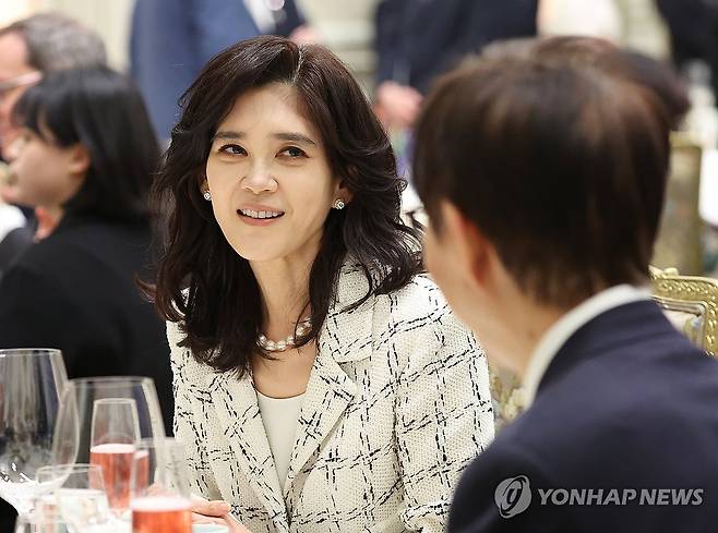 대화하는 이부진 사장과 이광형 총장 (서울=연합뉴스) 김도훈 기자 = 이부진 호텔신라 대표이사 사장과 이광형 카이스트 총장이 3일 청와대에서 열린 이재명 대통령 주최 에마뉘엘 마크롱 프랑스 대통령 국빈 방한 환영 오찬에서 대화하고 있다. 2026.4.3 superdoo82@yna.co.kr