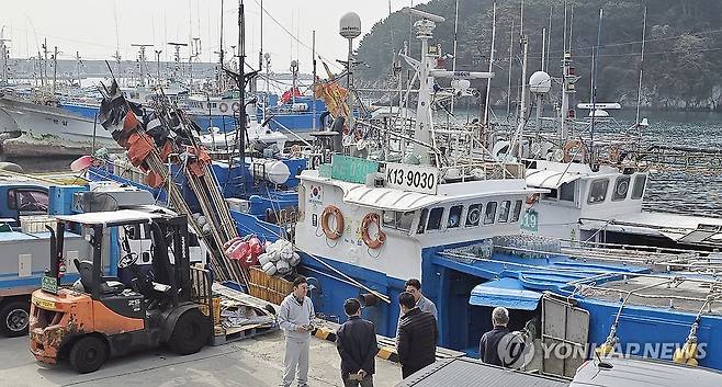 기름값 급등에 정박한 서귀포항 어선과 선주들 (서귀포=연합뉴스) 김호천 기자 = 3일 오전 제주 서귀포항에서 서귀포어선주협회 소속 선주들이 정박한 연승어선 앞에서 고유가 대책 등에 관해 이야기를 나누고 있다. 2026.4.3 khc@yna.co.kr