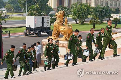 의회에 출석하는 미얀마 군부 대표들 [AP 연합뉴스. 재판매 및 DB 금지]