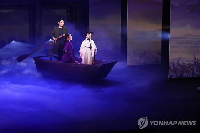 관객친화적 전통연희극 '광대' (서울=연합뉴스) 강민지 기자 = 3일 오후 서울 중구 국립정동극장에서 열린 전통연희극 '광대' 프레스콜에서 출연진들이 장면 시연을 하고 있다. 2026.4.3 mjkang@yna.co.kr