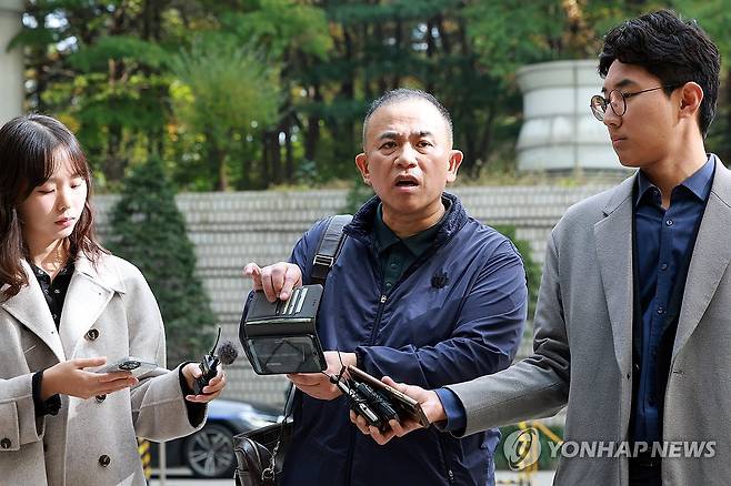 법정 향하며 녹취파일 튼 명태균 (서울=연합뉴스) 신현우 기자 = '정치 브로커' 명태균씨가 7일 서울 서초구 서울중앙지법에서 열린 김건희 여사의 자본시장법 위반 등 혐의 속행 공판에 증인으로 출석하며 여론조사업체 미래한국연구소의 등기부상 대표였던 김태열 씨와 '명태균 의혹' 최초 제보자 강혜경 씨 간 대화 녹음을 들려주고 있다. 2025.11.7 nowwego@yna.co.kr