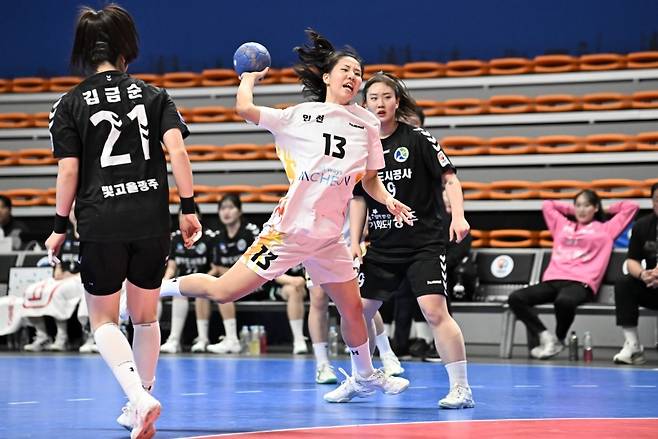 3일 광주도시공사와 경기에서 슛을 던지는 인천시청 강샤론 [한국핸드볼연맹 제공. 재판매 및 DB 금지]
