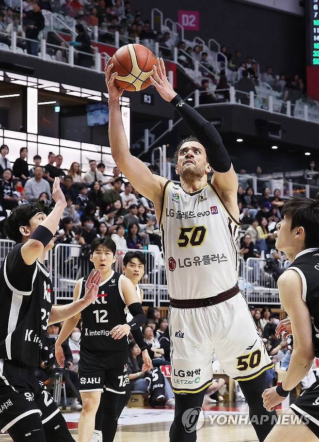 슛하는 마레이 (수원=연합뉴스) 홍기원 기자 = 3일 경기도 수원KT소닉붐아레나에서 열린 프로농구 수원 KT 소닉붐과 창원 LG 세이커스의 경기. LG 마레이가 슛하고 있다. 2026.4.3 xanadu@yna.co.kr