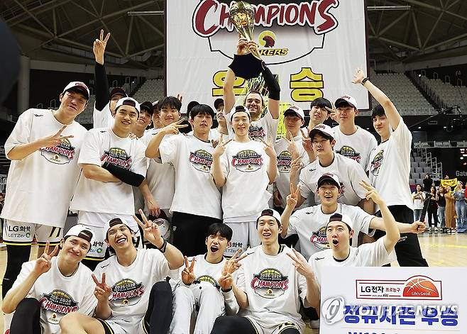 창원 LG, 프로농구 정규리그 우승 (수원=연합뉴스) 홍기원 기자 = 3일 경기도 수원KT소닉붐아레나에서 열린 프로농구 수원 KT 소닉붐과 창원 LG 세이커스의 경기. 이 경기에서 승리하며 정규리그 우승을 차지한 LG 선수들이 트로피를 들고 기뻐하고 있다. 2026.4.3 xanadu@yna.co.kr