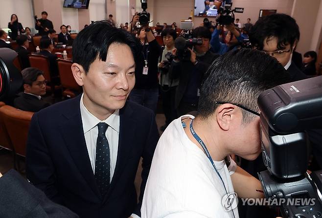 증인선서 거부하고 대기 장소 이동하는 박상용 검사 (서울=연합뉴스) 이동해 기자 = '쌍방울 대북 송금' 사건을 수사했던 박상용 인천지방검찰청 부부장검사가 3일 국회에서 열린 '윤석열정권 정치검찰조작기소 의혹사건 진상규명' 국정조사특별위원회 전체회의에서 서영교 위원장의 대기 장소 이동 조치에 이석하고 있다. 2026.4.3 eastsea@yna.co.kr