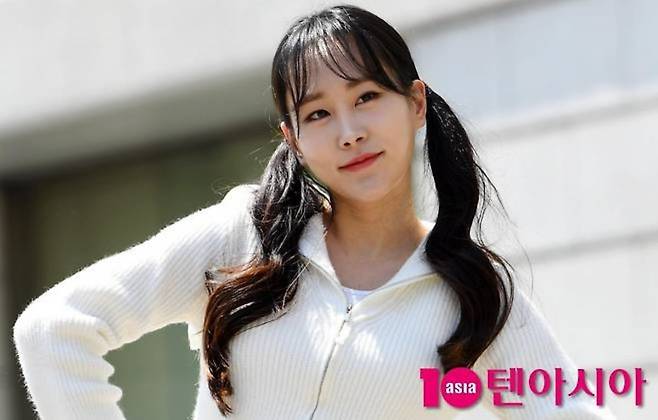 트로트 가수 김의영이 취재진 앞에서 포즈를 취하고 있다. / 사진=텐아시아 DB