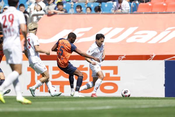 4일 서귀포 제주월드컵경기장에서 열린 제주와의 하나은행 K리그1 2026 부천과 제주와의 경기에서 부천 안태현이 제주 이탈로와 경합하고 있다./한국프로축구연맹 제공