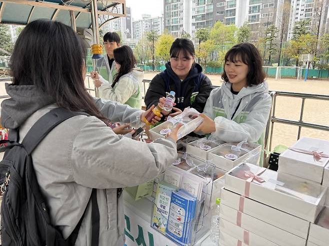 대전지역 세 곳의 학교밖청소년지원센터는 4월 4일 시행된 초·중·고 졸업학력 검정고시에 응시하는 학교 밖 청소년들을 응원하기 위해 이른 아침부터 고사장(괴정중, 둔원중, 탄방중)을 찾아 아침 간식과 응원선물, 도시락 등을 지원하고 격려했다.        사진=학교밖청소년지원센터 제공