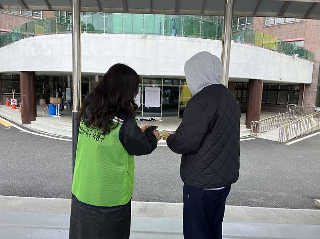대전지역 세 곳의 학교밖청소년지원센터는 4월 4일 시행된 초·중·고 졸업학력 검정고시에 응시하는 학교 밖 청소년들을 응원하기 위해 이른 아침부터 고사장(괴정중, 둔원중, 탄방중)을 찾아 아침 간식과 응원선물, 도시락 등을 지원하고 격려했다.        사진=학교밖청소년지원센터 제공