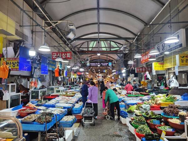 2일 광주 양동시장에서 주민들이 장을 보고 있다. 곽지혜 기자