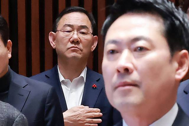 장동혁 국민의힘 대표가 지난달 31일 국회에서 열린 의원총회에 참석해 국기에 경례하고 있다. 왼쪽은 주호영 국회부의장. 연합뉴스