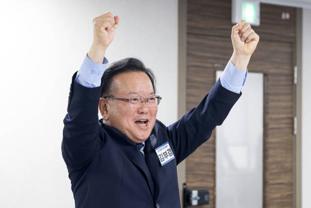 6·3 지방선거 대구시장에 출사표를 던진 김부겸 전 국무총리가 지난 3일 서울 영등포구 여의도 더불어민주당 중앙당사에서 열린 공천 심사 면접에서 파이팅을 외치고 있다. 연합뉴스