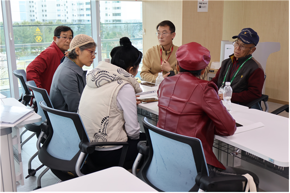 마을리빙랩 연구원들과 책임멘토가 팀별로 모여 리빙랩 팀빌딩과 사업계획 수립 방향을 논의하고 있다.