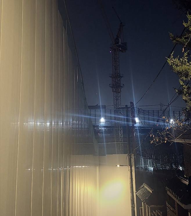 ▲노량진6구역 재개발 현장 전경. 공사장 펜스 너머로 타워크레인이 세워져 있다. 사진=장혜원 기자