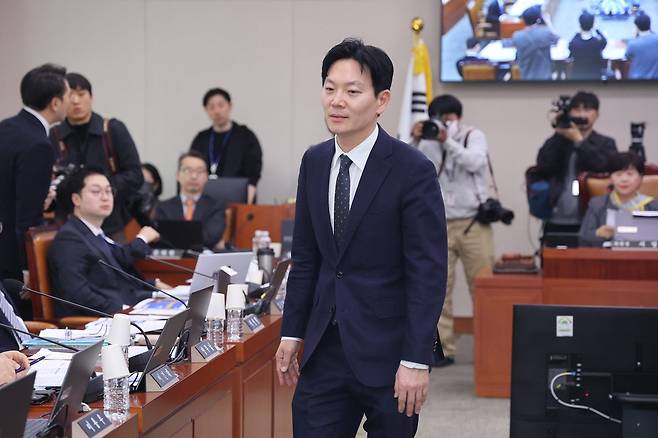 어제(3일) 열린 윤석열 정권 정치 검찰 조작기소 의혹 사건 진상규명국정조사특별위원회 전체회의에서 증인 선서 거부하고 퇴장하는 박상용 검사. 사진 출처: 뉴스 1