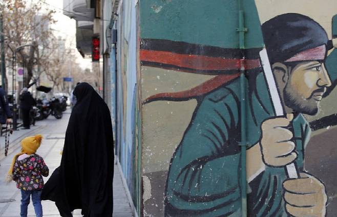 이란 혁명수비대 관련 벽화가 그려진 테헤란 시내를 걷는 현지인 모자 (사진=EPA 연합뉴스)
