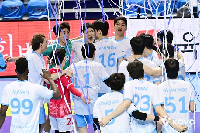 챔피언결정전 2차전을 극적으로 승리한 뒤 기뻐하는 대한항공 선수들. 사진=KOVO