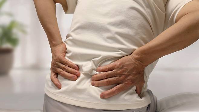 미세한 불균형이 지속되면 통증 신호가 예민해져 작은 자극에도 쉽게 아프다고 느끼게 된다 | 출처: 클립아트코리아