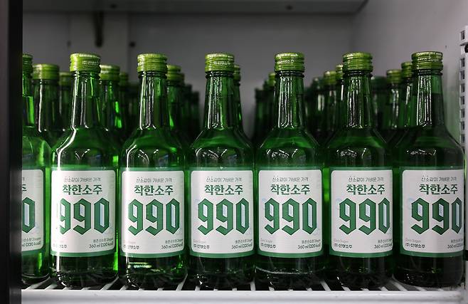 '착한소주 990' 제품 이미지.(선양소주 제공)