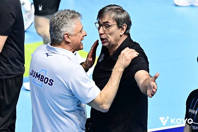 판정에 대해 아쉬움을 표하는 필립 블랑 현대캐피탈 감독(KOVO제공)