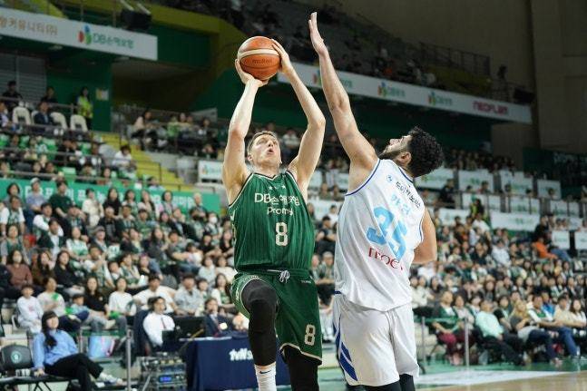 프로농구 DB 엘런슨(왼쪽)이 삼성과 경기에서 슛을 쏘고 있다.(KBL 제공)