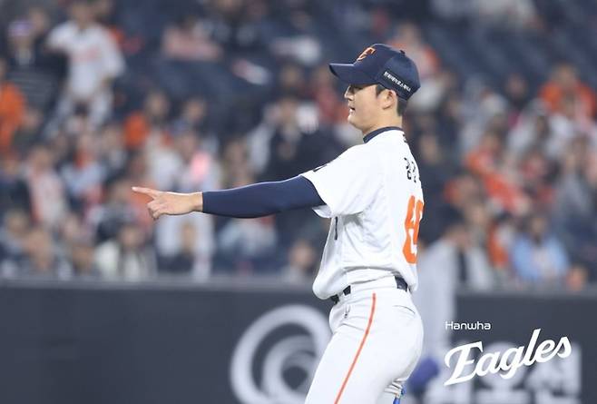 한화 강건우가 2일 대전 한화생명 볼파크에서 열린 2026 KBO리그 정규시즌 KT전에 등판해 세리머니를 하고 있다. 사진 | 한화 이글스