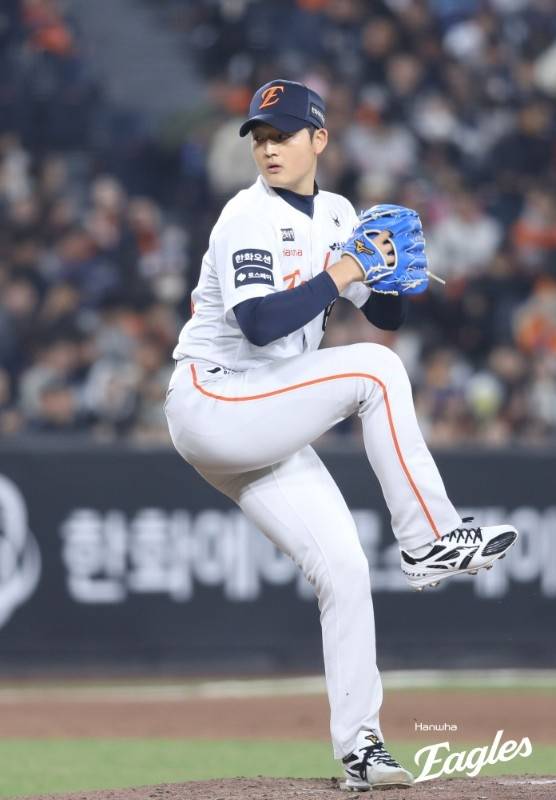 한화 강건우가 2일 대전 한화생명 볼파크에서 열린 2026 KBO리그 정규시즌 KT전에 등판해 역투하고 있다. 사진 | 한화 이글스