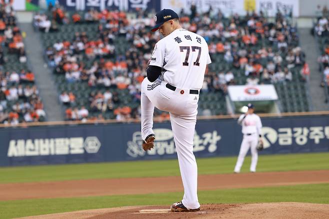 두산 플렉센이 3일 잠실구장에서 열린 2026 KBO리그 정규시즌 한화전에서 1회 수비를 마친 후 더그아웃으로 돌아가고 있다. 사진 | 두산 베어스