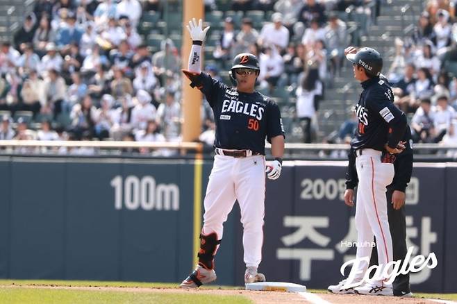 한화 강백호가 4일 잠실구장에서 열린 2026 KBO리그 정규시즌 두산전에서 안타를 때린 후 세리머니를 하고 있다. 사진 | 한화 이글스