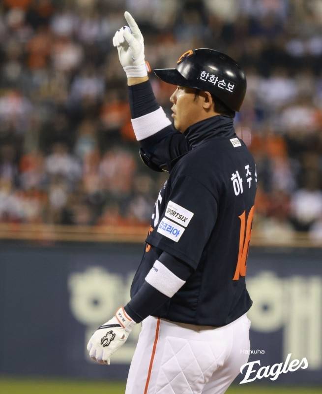 한화 하주석이 3일 서울 잠실구장에서 열린 2026 KBO리그 정규시즌 두산전에서 안타를 치고 세리머니를 하고 있다. 사진 | 한화 이글스