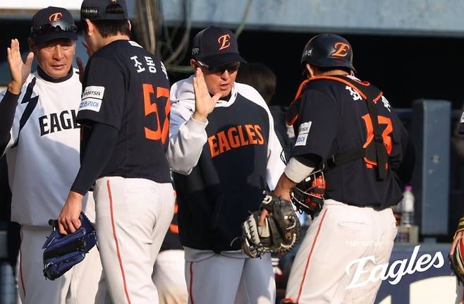 한화 김경문 감독(가운데)이 4일 잠실구장에서 열린 2026 KBO리그 정규시즌 두산전 승리 후 선수들과 하이파이브 하고 있다. 사진 | 한화 이글스