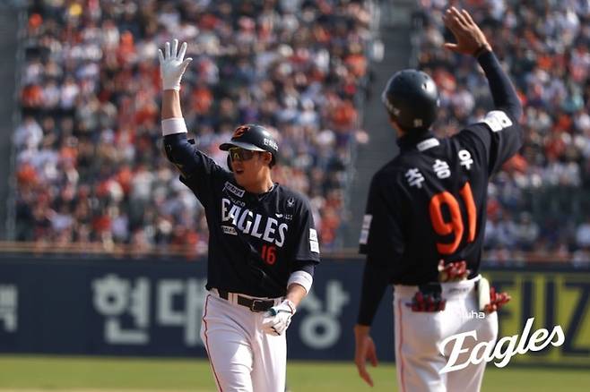 한화 하주석(왼쪽)이 4일 잠실구장에서 열린 2026 KBO리그 정규시즌 두산전에서 5회초 적시타를 때린 후 세리머니를 하고 있다. 사진 | 한화 이글스