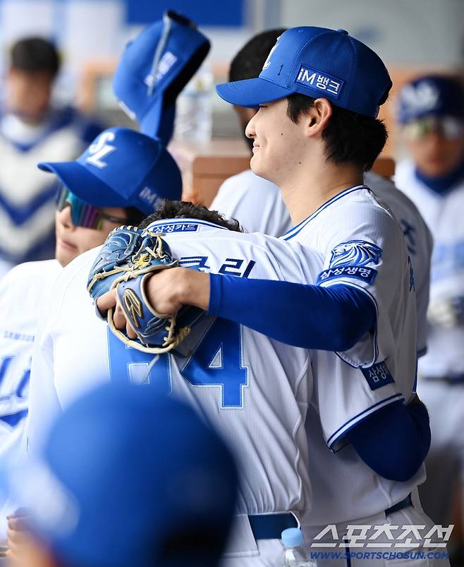 24일 대구삼성라이온즈파크에서 열린 KIA와 삼성의 시범경기. 4회초 2사 1,2루 삼성 육선엽이 무실점으로 이닝을 끝낸 뒤 오러클린의 환영을 받고 있다. 대구=허상욱 기자wook@sportschosun.com/2026.03.24/