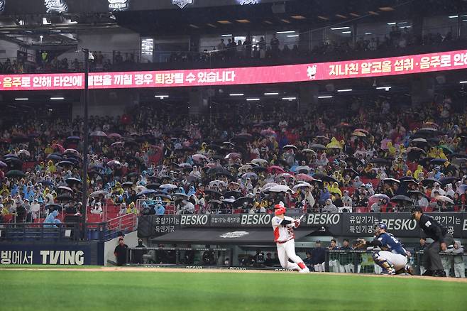 빗속에서도 KIA 타이거즈 홈팬들이 응원을 보내고 있다. 만원관중의 응원에 KIA는 보답하지 못했다. 사진제공=KIA 타이거즈