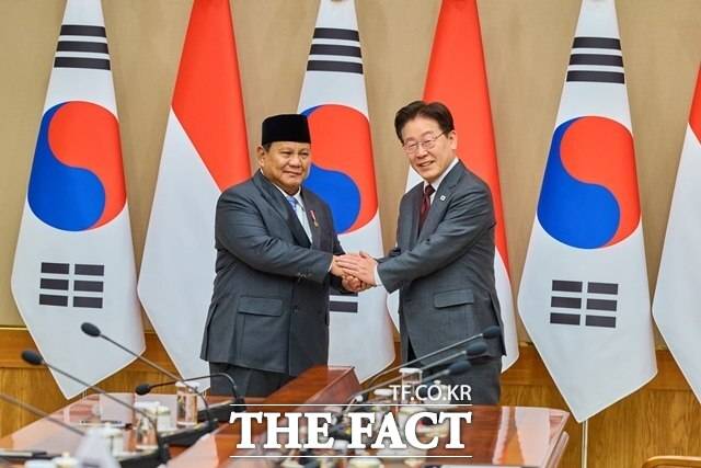 이재명 대통령이 1일 청와대에서 프라보워 수비안토 인도네시아 대통령과 정상회담 기념촬영을 하고 있다. /청와대