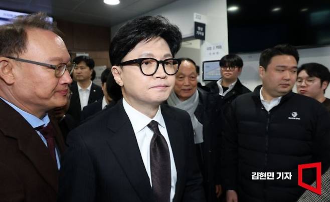 국민의힘이 한동훈 대표의 제명을 확정한 올해 1월29일, 한 전 대표가 국회 소통관에서 입장 발표를 마친 뒤 나서고 있다. 김현민 기자