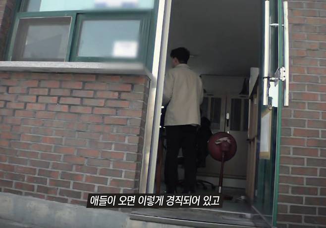 SBS ‘그것이 알고 싶다’에서 계부와 모글리 형제의 진실을 추적한다. 14살 소망이가 온몸에 멍이 든 채 병원에 실려 와 장기 파열로 사망했다.