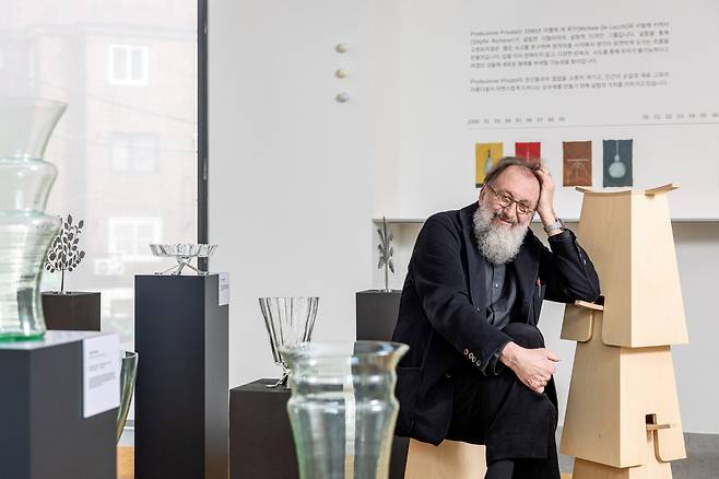 미켈레 데 루키가 서울 논현동 더쇼룸에 전시된 ‘비손테’에 걸터앉았다. 데 루키가 자신의 개인 공방 ‘프로두치오네 프리바타’를 통해 선보이는 비손테는 스툴이지만 여러 개를 겹쳐 옷걸이로 활용할 수도 있다. 더쇼룸은 프리바타의 국내 판매와 전시 독점권을 가진 공식 파트너이다./장은주 영상미디어 객원기자