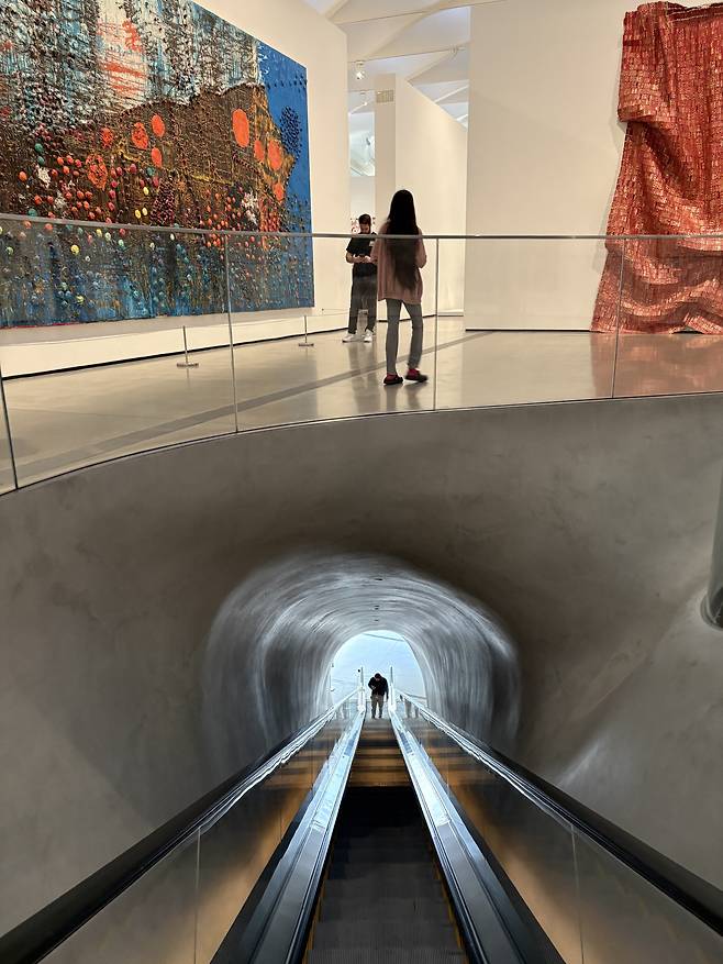 LA 더 브로드 미술관 전경. 1층에서 이동하는 에스컬레이터는 마치 동굴 속으로 들어가는 듯한 느낌을 줘 2층에서의 전시 경험을 극대화한다./남정미 기자