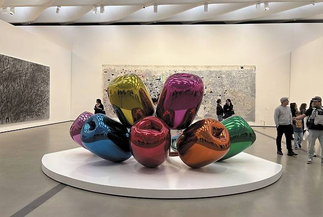 LA 더 브로드 미술관에 놓인 제프 쿤스의 ‘튤립(Tulips)’ 작품. /남정미 기자