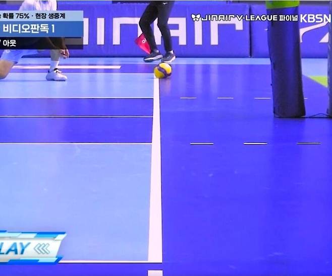 4일 프로배구 남자부 챔피언결정전 2차전 5세트에서 나온 현대캐피탈 레오의 서브 득점 관련 비디오 판독 논란이 된 방송 중계 화면./방송화면 캡처