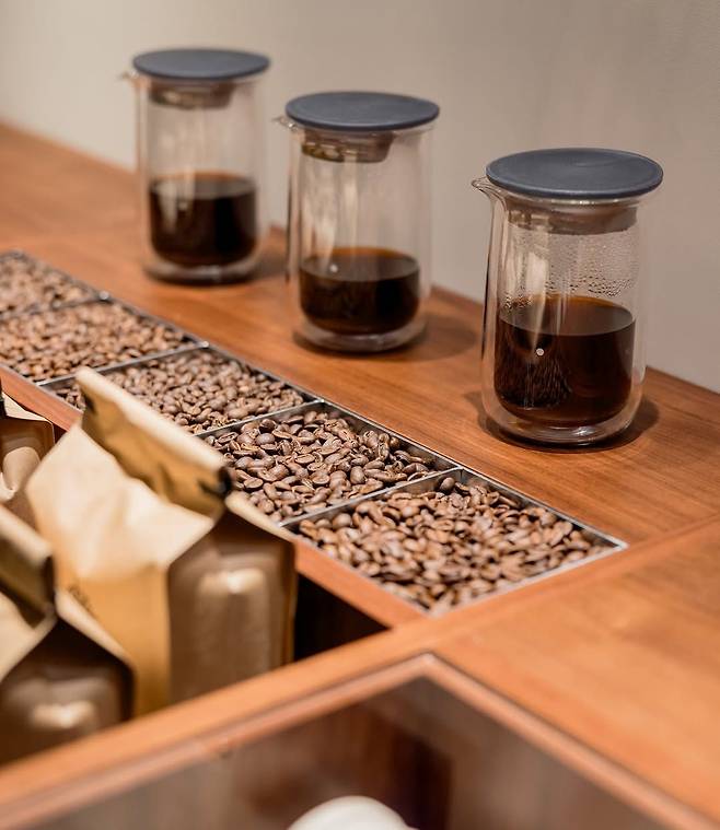 원두의 재배 과정부터 커피의 맛까지 큐레이션 해 하나의 커피 전시 같은 경험을 할 수 있는 블랙로드 커피 성수. 인스타그램 @black_road_seongsu