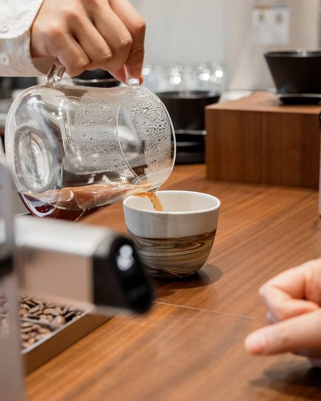 원두의 재배 과정부터 커피의 맛까지 큐레이션 해 하나의 커피 전시 같은 경험을 할 수 있는 블랙로드 커피 성수. 인스타그램 @black_road_seongsu