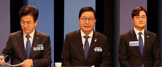 민주당 허태정·장종태·장철민 대전시장 예비후보가 1일 대전MBC 사옥에서 열린 본경선 합동토론회에서 토론 준비를 하고 있다. 연합뉴스