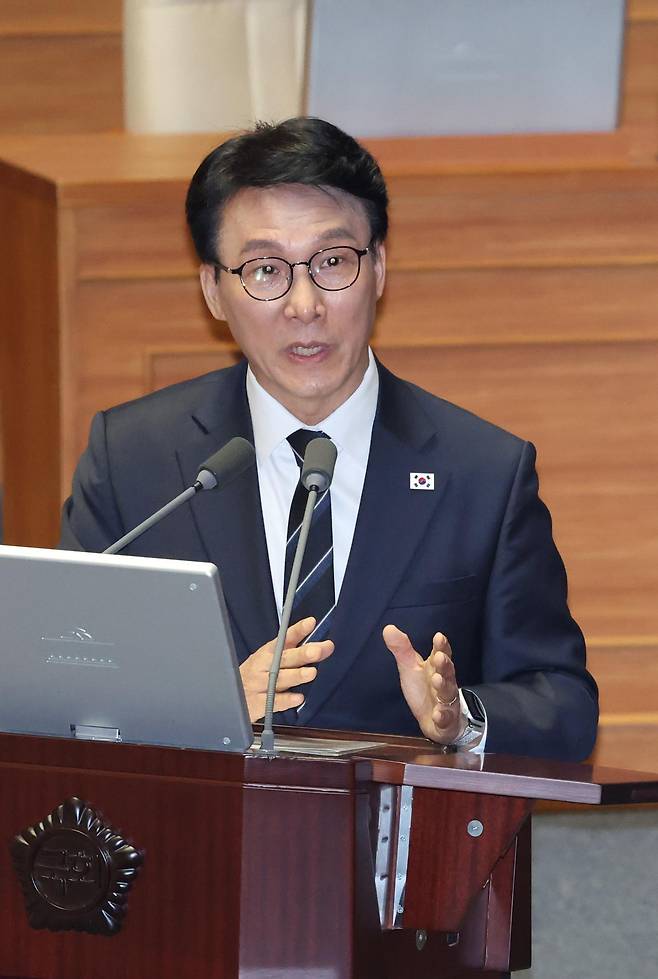 김민석 국무총리가 3일 서울 여의도 국회에서 열린 제434회국회(임시회) 제434-1차 본회의에서 정치·외교·통일·안보에 관한 질문에 답변하고 있다.  2026.4.3/뉴스1